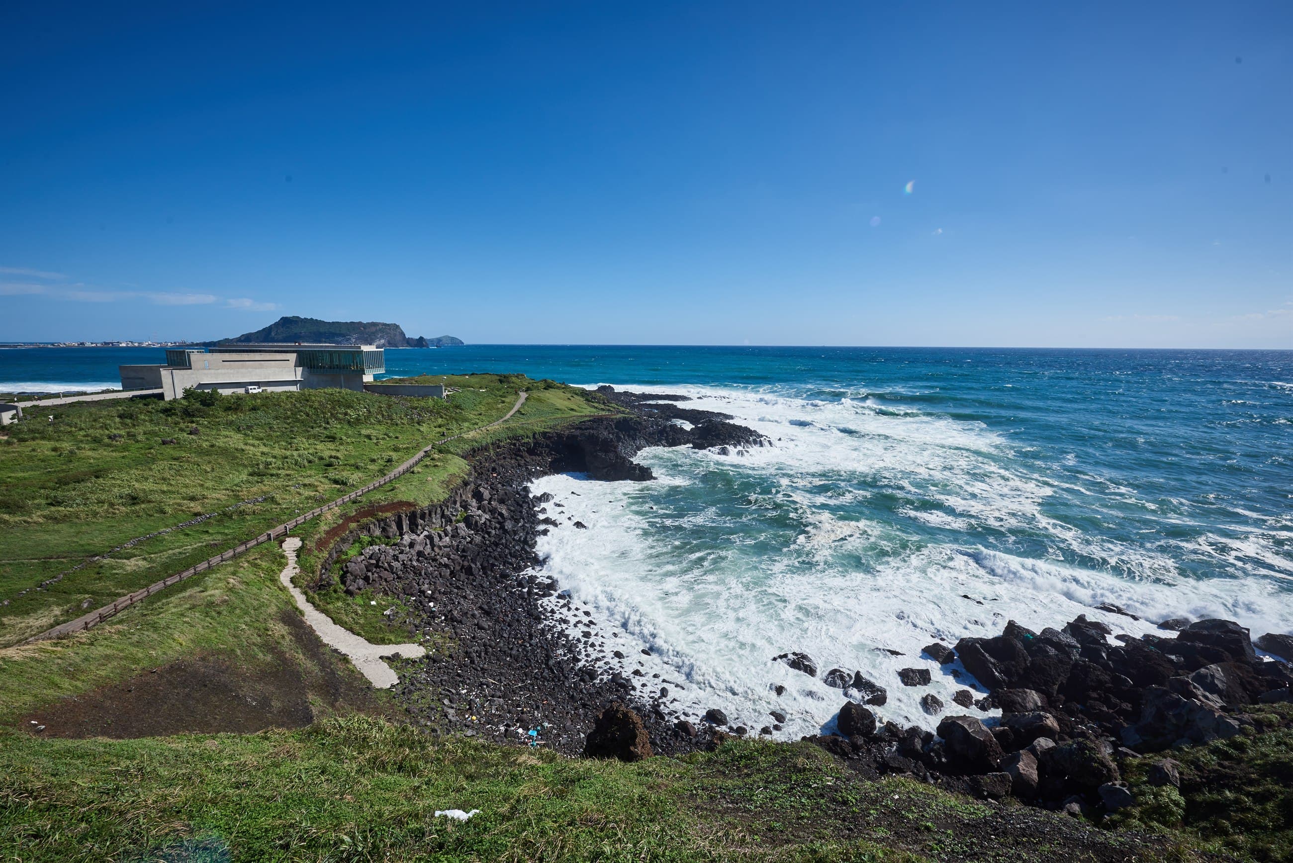 涉地可支海岸步道与蓝色大海远处的城山日出峰